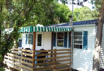 Camping Les Peupliers allows 18 year olds to book a room