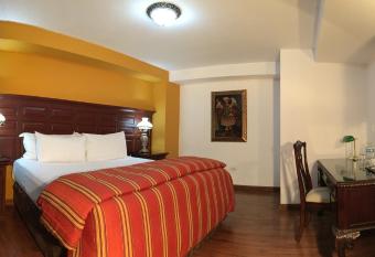 Terra Andina Colonial Mansion has rooms with a private hot tub