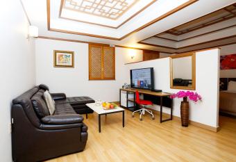 Incheon Airport Hotel Queen allows 18 year olds to book a room