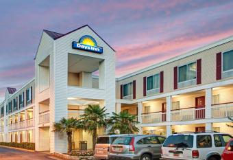 Days Inn by Wyndham Marietta-Atlanta-Delk Road allows 18 year olds to book a room