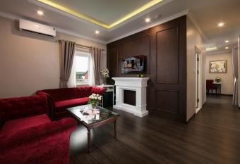 Hanoi L Heritage Centre Hotel & Spa has rooms with a private hot tub