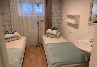 S  da Hostel allows 18 year olds to book a room