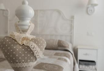 Romantico Rifugio has Balcony rooms