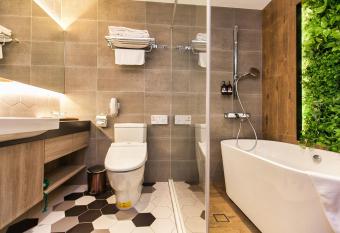 Hotel East Taipei allows 18 year olds to book a room