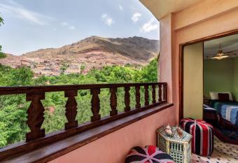 Riad Oussagou has Balcony rooms