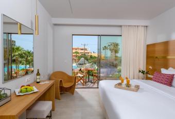 High Beach Resort has rooms with a private hot tub