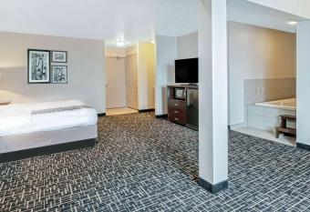 La Quinta Inn & Suites by Wyndham North Orem has rooms with a private hot tub