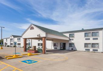 Baymont by Wyndham Decatur has Smoking rooms