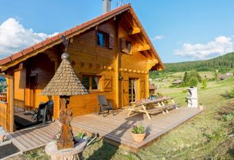 LE QUARTZ DES HAUTES-VOSGES allows 18 year olds to book a room