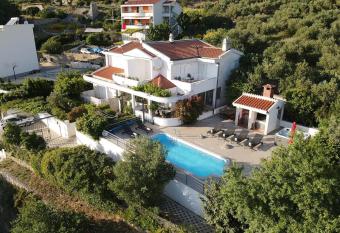 Villa Noa has Smoking/Balcony rooms