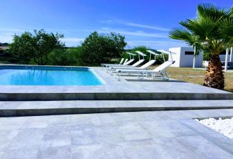 Villa private Siracusa luxury allows 18 year olds to book a room