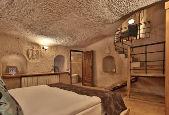 La Casa Cave Hotel has rooms with a private hot tub