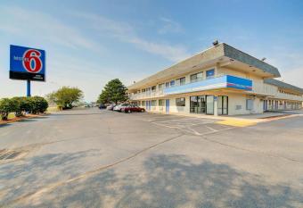 Motel 6 Wichita Airport allows 18 year olds to book a room
