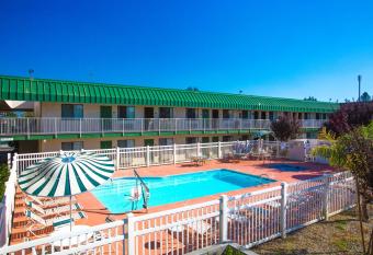 University Inn Fresno has Smoking rooms