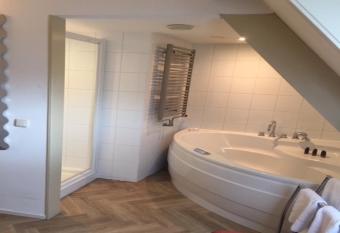 Hotel de Tabaksplant has rooms with a private hot tub