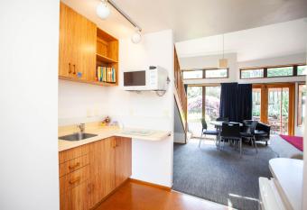 Cascades Lakefront Motel has Balcony rooms