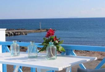 GeoMare Beach House has Balcony rooms