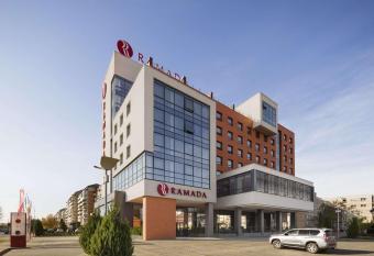 Ramada by Wyndham Oradea allows 18 year olds to book a room