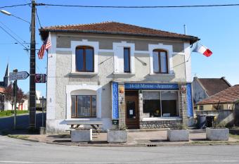14-18 Meuse-Argonne has Balcony rooms