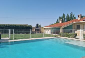 Villa Verde Cottage has Balcony rooms