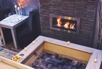 Roma d Amore has rooms with a private hot tub