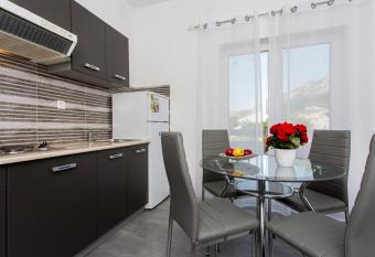 Apartment Mimi has Balcony rooms