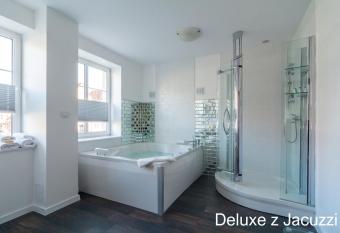 Apartamenty nad Mot  aw   has rooms with a private hot tub