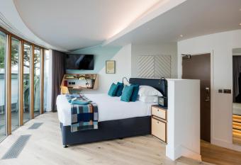 Marrable s Farringdon Hotel has Balcony rooms