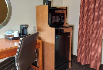 Baymont by Wyndham Portage Indiana Dunes has rooms with a private hot tub