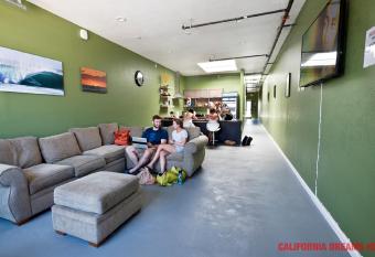 California Dreams Hostel - Pacific Beach allows 18 year olds to book a room