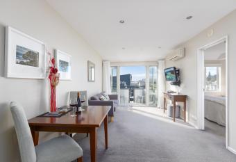 Chelsea Park Motor Lodge has rooms with a private hot tub