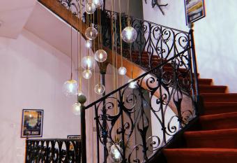 H  tel De La Loge allows 18 year olds to book a room