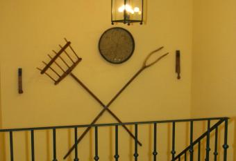 Hotel y apartamentos La Casa Rural allows 18 year olds to book a room