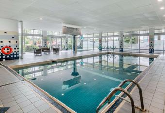 Super 8 by Wyndham Macleod Trail Calgary allows 18 year olds to book a room