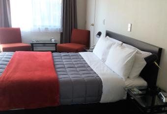 Bay Palm Motel has rooms with a private hot tub