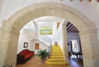 Can Tem Turismo de Interior allows 18 year olds to book a room