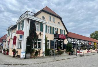 Bahnhofshotel Die Neue B  hne allows 18 year olds to book a room