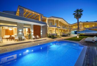 Lobelia Luxury Suites has Balcony rooms