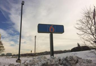 Motel 6 Burnsville, MN has Smoking rooms