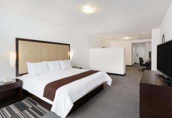 Costa del Sol Wyndham Lima Airport has rooms with a private hot tub