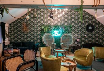 Chateau des Ayes - Chambres & suites allows 18 year olds to book a room