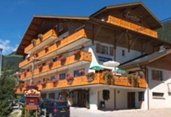 Le Castellan has Balcony rooms