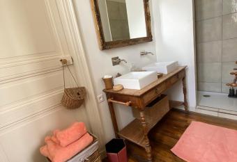 Le Celadon has Balcony rooms