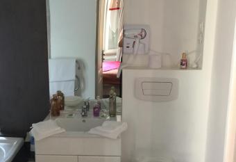 lepiver has rooms with a private hot tub