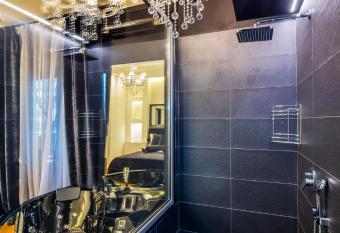 Ben Akiba Luxury Suites has rooms with a private hot tub