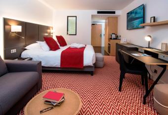 H  tel Forest Hill Meudon Velizy allows 18 year olds to book a room