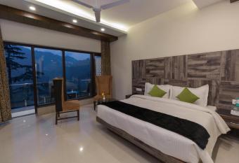 Hotel Seven Oaks allows 18 year olds to book a room