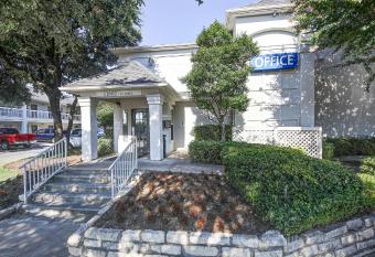 Studio 6 San Antonio Six Flags has Smoking rooms