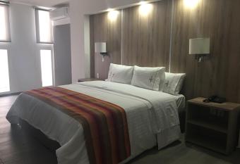 Hangar Inn Guadalajara Aeropuerto has rooms with a private hot tub