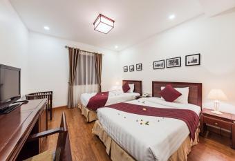 La Dolce Vita Hotel has rooms with a private hot tub